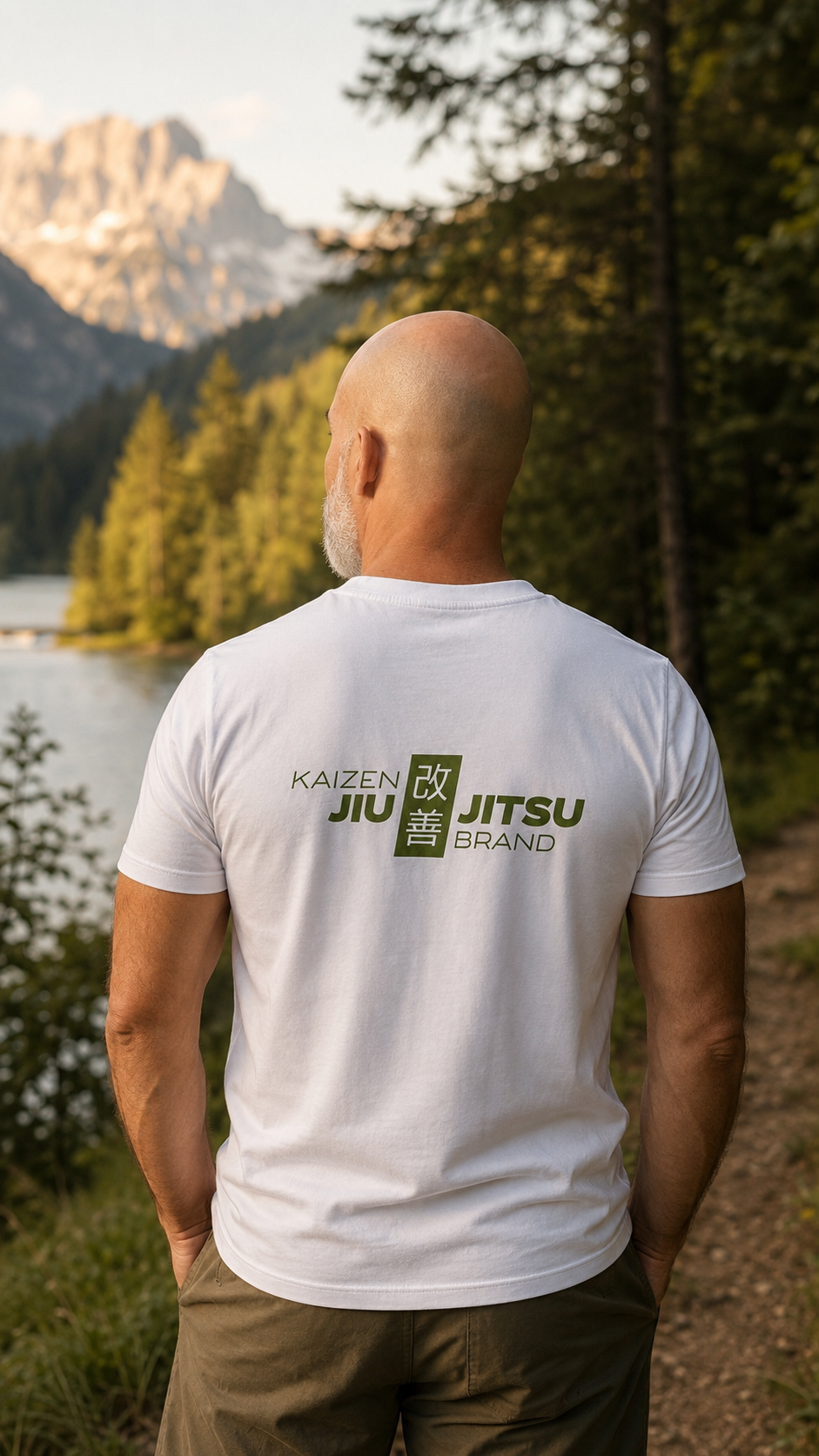 Mann im weissen Kaizen T-Shirt von hinten am Bergsee – grosses 改善 Rückenlogo, Rückansicht