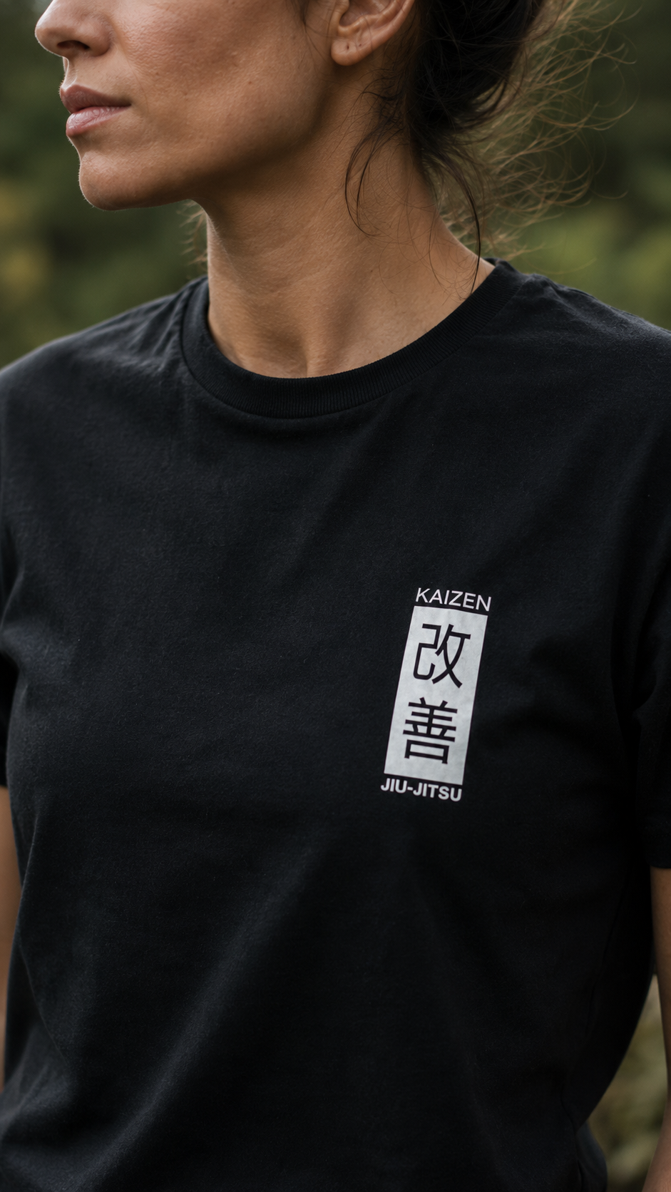 Schwarzes Kaizen T-Shirt – Nahaufnahme des mossgrünen 改善 Kanji-Brustlogos