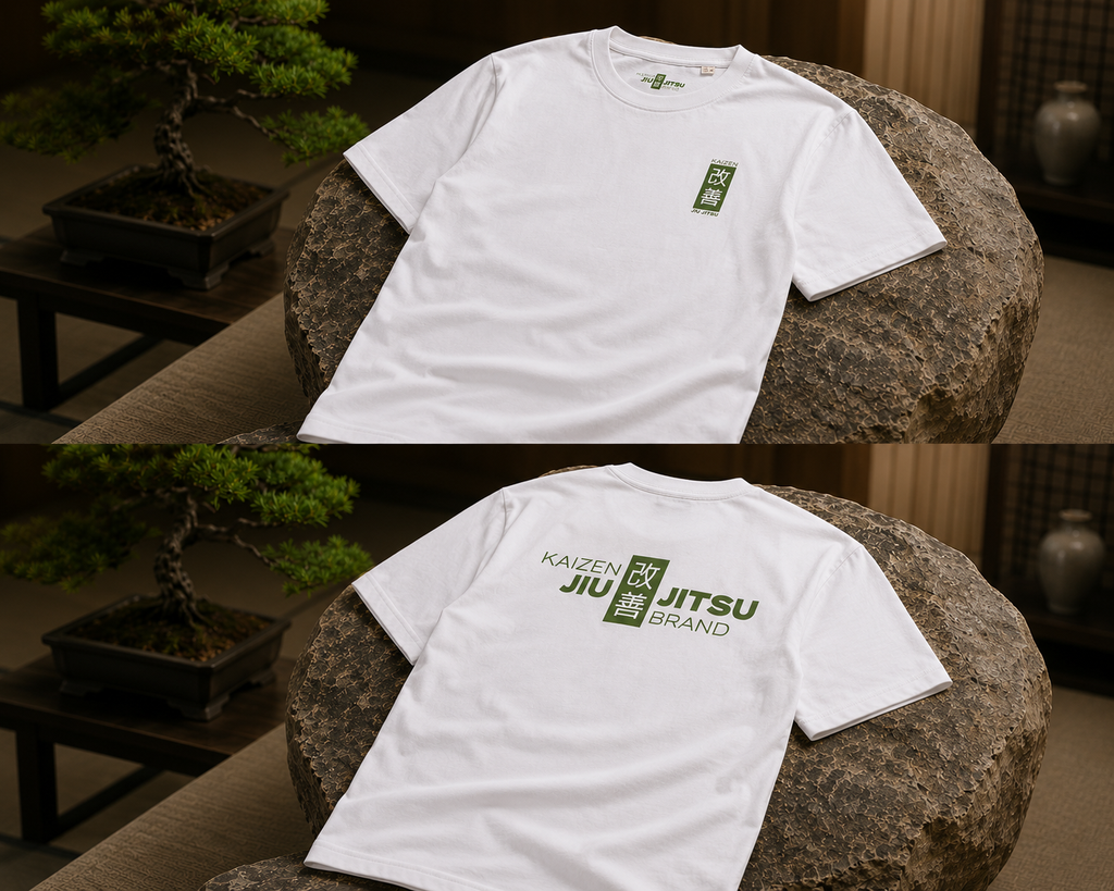 Kaizen T-Shirt White – Frontansicht mit mossgrünem 改善 Brustlogo, Bio-Baumwolle