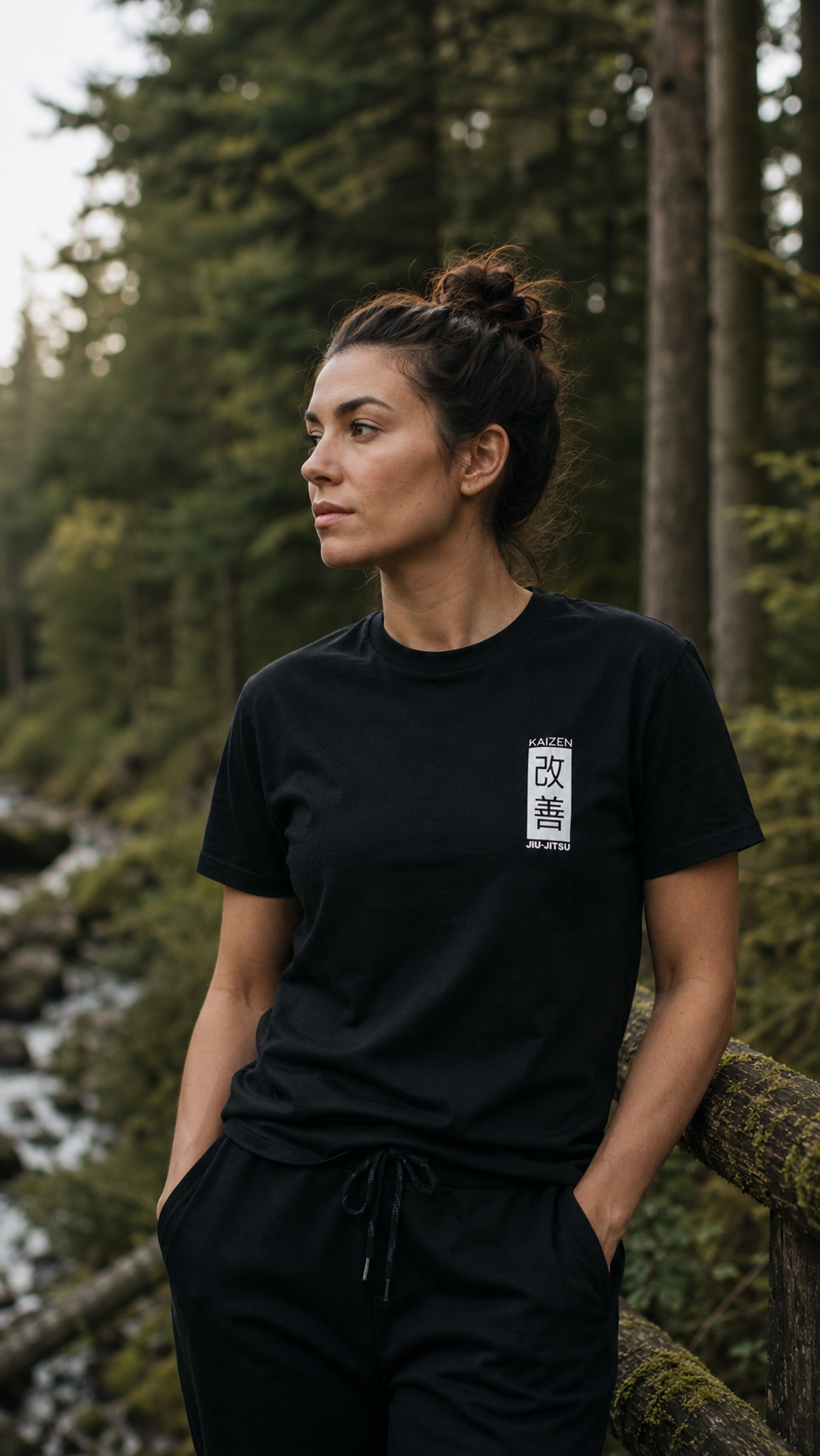 Frau im schwarzen Kaizen T-Shirt am Waldsee – nachhaltiges BJJ Lifestyle Shirt, Frontansicht