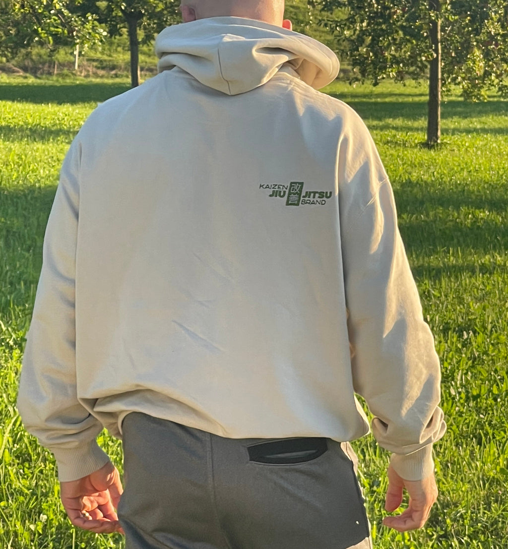 Kaizen Desert Dust Hoodie von hinten – beiger Bio-Baumwoll-Hoodie mit dezentem Rückenlogo, Rückansicht