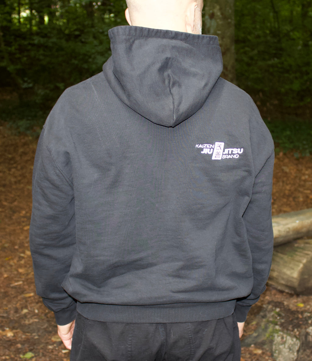 Kaizen Black Label Hoodie von hinten – dunkler Bio-Baumwoll-Hoodie mit dezentem Rückenlogo, Rückansicht