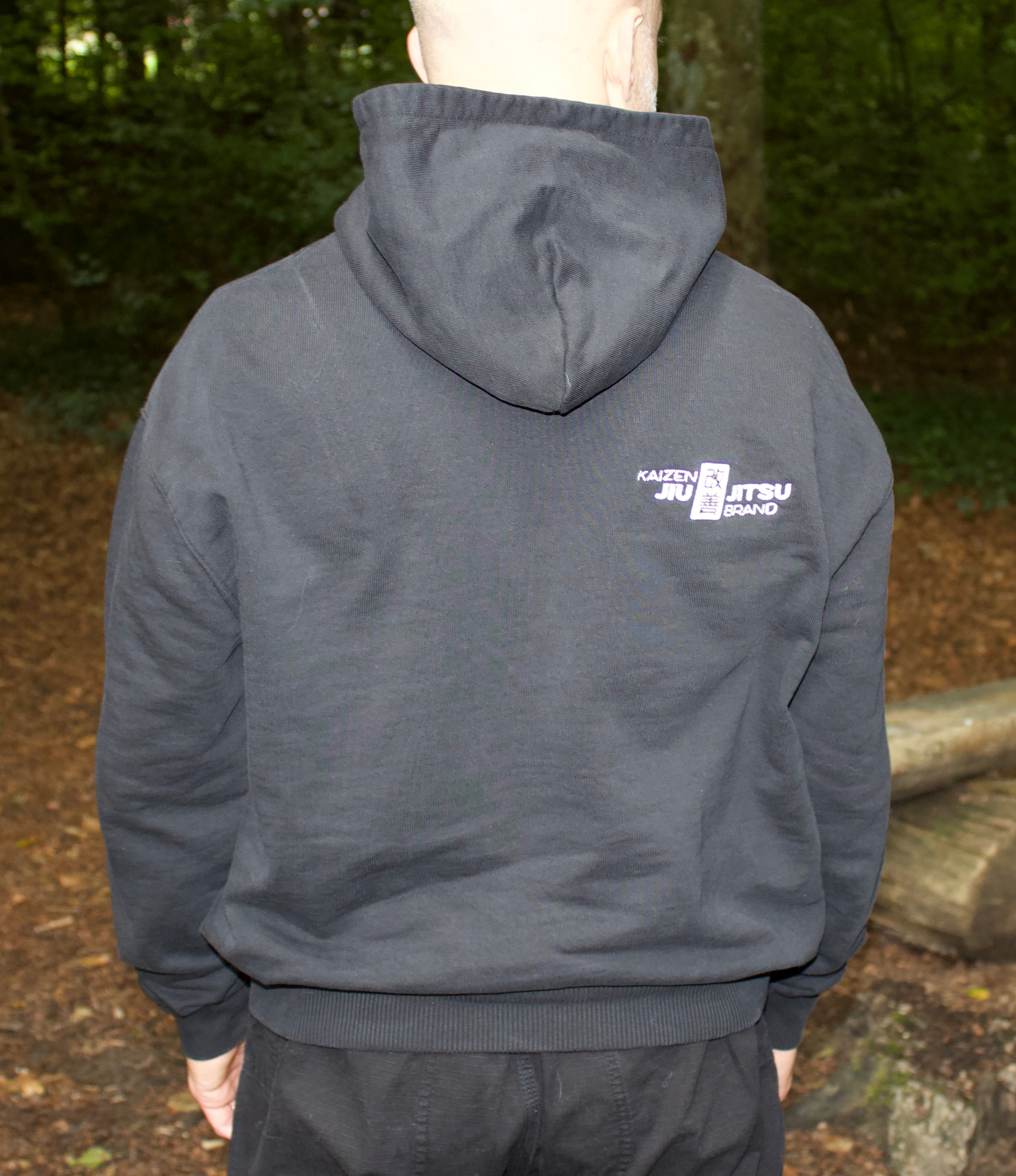 Kaizen Black Label Hoodie von hinten – dunkler Bio-Baumwoll-Hoodie mit dezentem Rückenlogo, Rückansicht